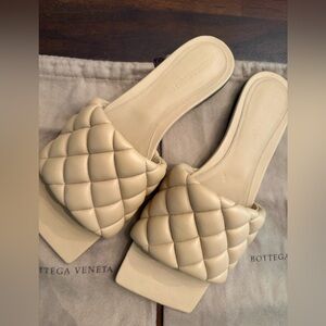 BOTTEGA VENETA Size 39 Cream Tan Leather Padded Quilted Sandals Made in Italy